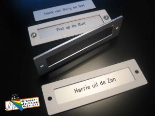 Naamhouder 100x30mm aluminium, inliggend naamplaatje (optioneel) van 80x18mm. 